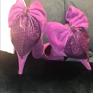 Stuart Weitzman purple back bow tie shoes. Size7B